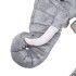 Elefante de peluche de pie gris