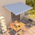 Toldo automático retráctil azul y blanco 450x300