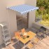 Toldo manual retráctil azul y blanco 300x250